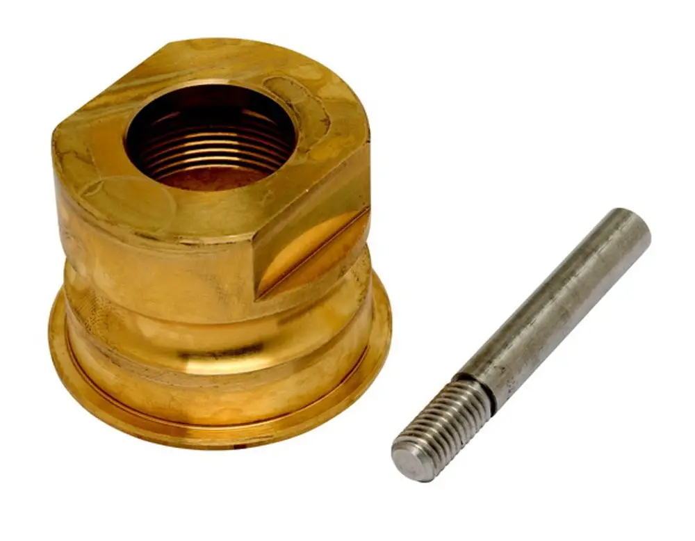 Messingadapter für Stellantriebe, passend zu Ventilen. Neben dem Adapter liegt ein geschliffenes Metallstück. Produkt von IMI Hydronic Engineering.